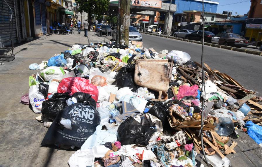 Collado atribuye a transición el cúmulo de basura en el Gran Santo Domingo
