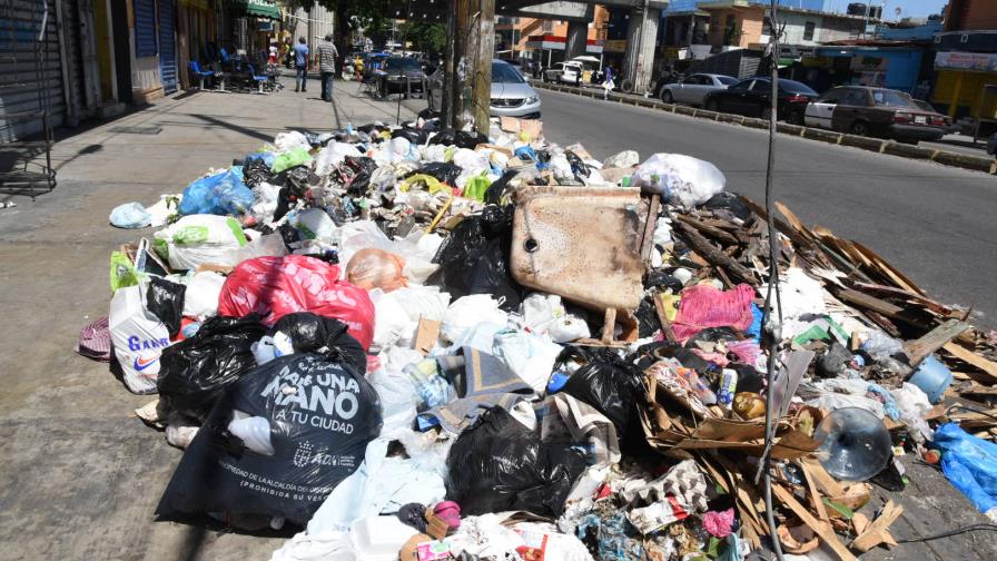 Collado atribuye a transición el cúmulo de basura en el Gran Santo Domingo