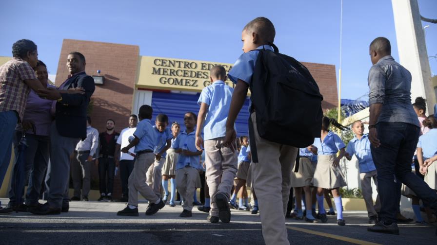 Presidente inauguró cinco centros educativos en Santiago