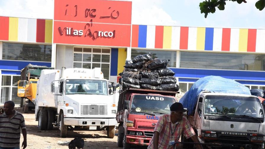 Mercado de Villas Agrícolas sigue cerrado y con escombros en sus alrededores 