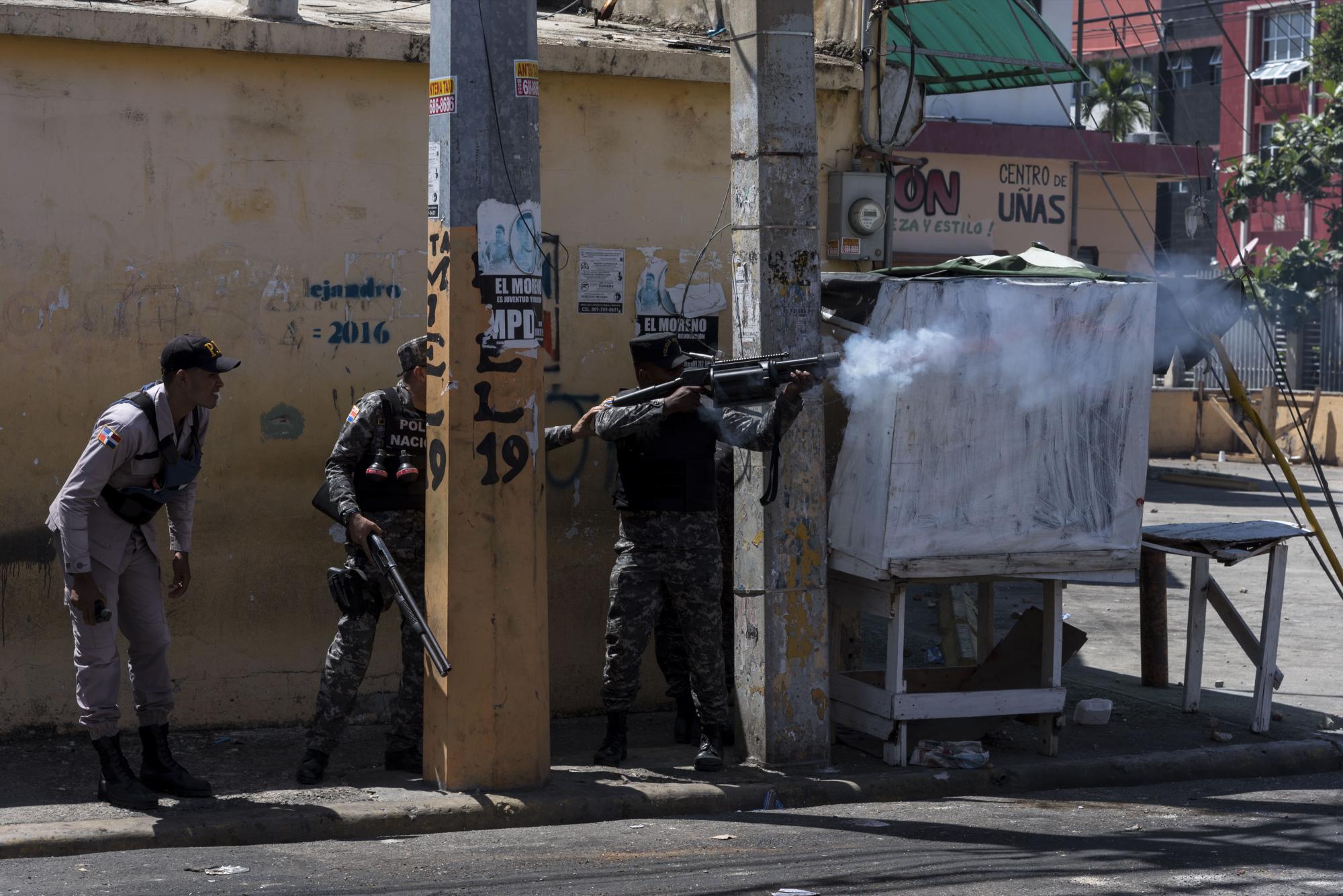 La Policía repelió a los manifestantes con bombas lacrimógenas.