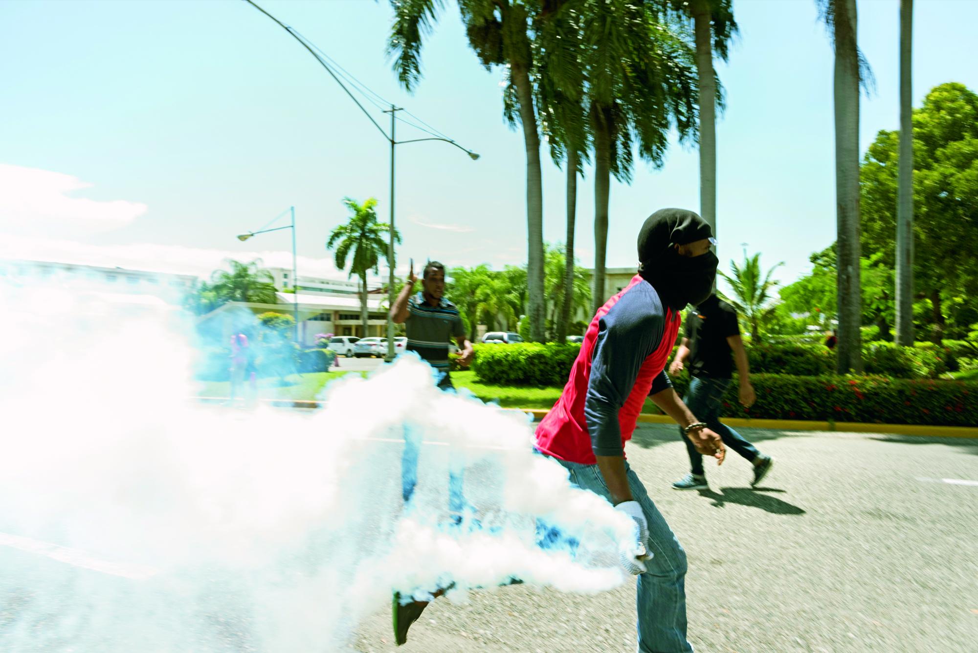 Fuertes disturbios en los alrededores de la UASD.