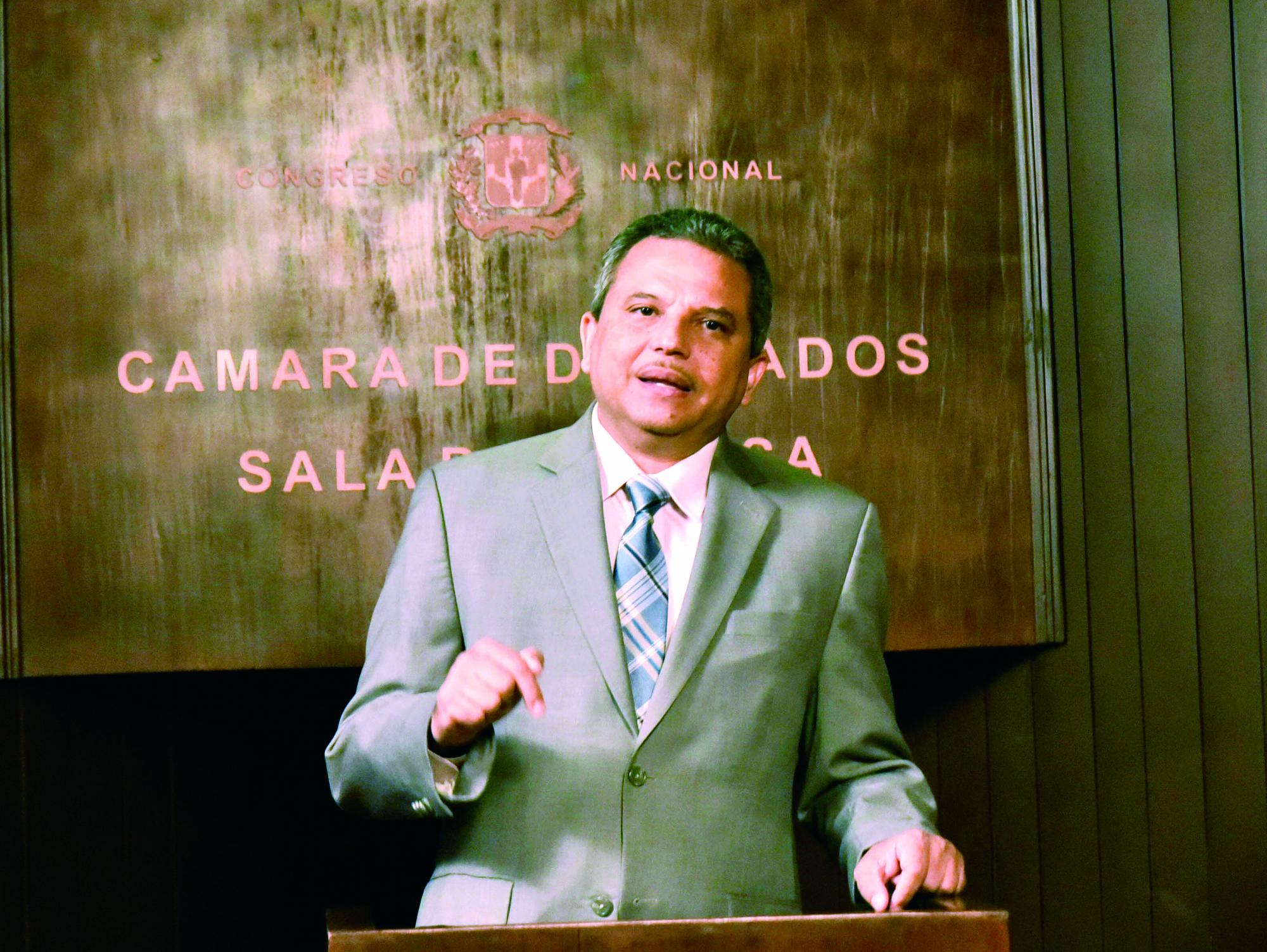 Fidel Santana, vocero del Frente Amplio.