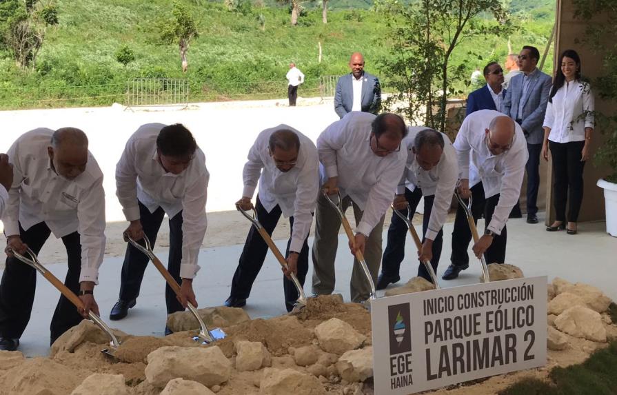 Presidente Medina deja iniciada construcción de parque eólico en Enriquillo 