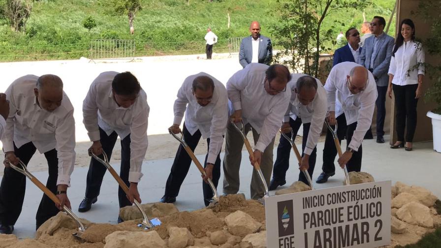 Presidente Medina deja iniciada construcción de parque eólico en Enriquillo 