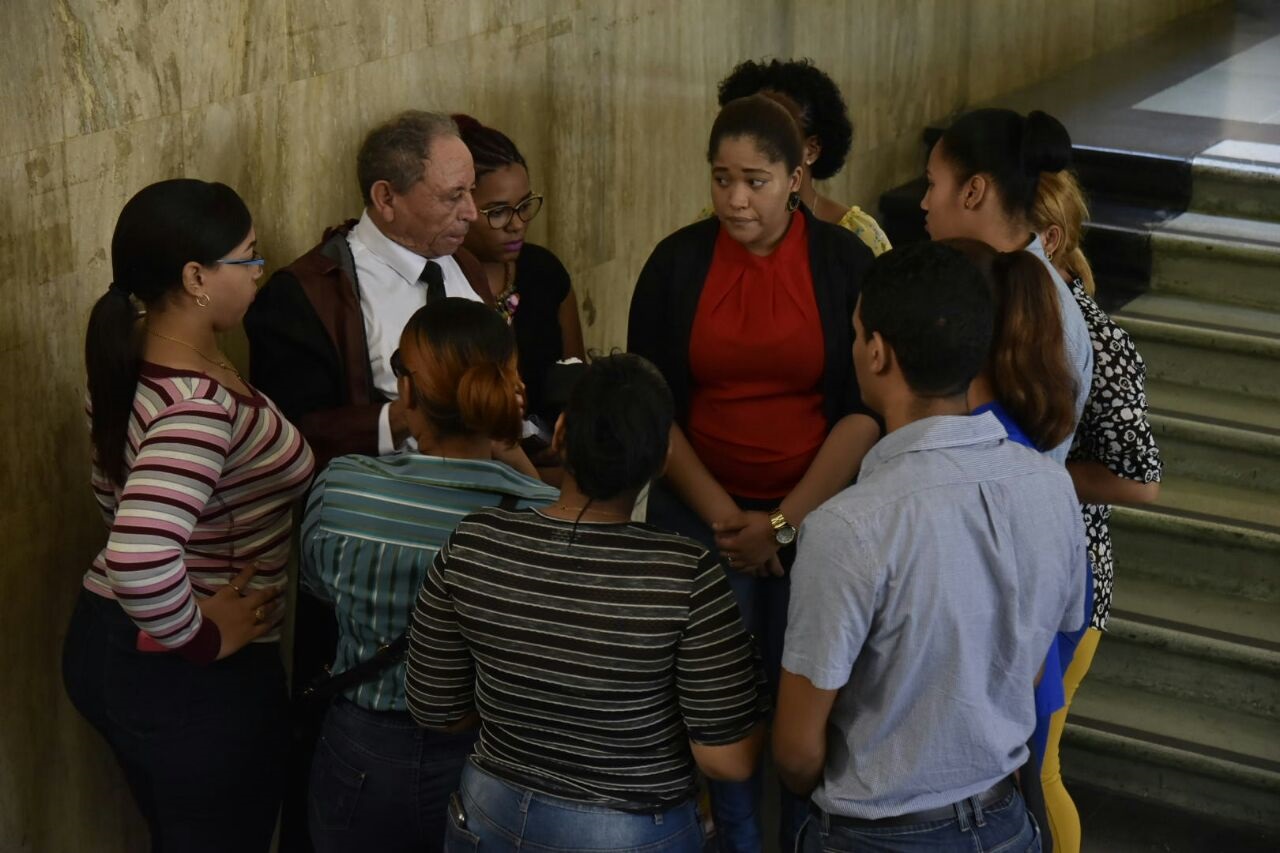 Los estudiantes que se querellaron en contra de la Fundación Líderes del Futuro (Fulifu), caso por el cual está detenido el presidente de la FED, Yimi Zapata.