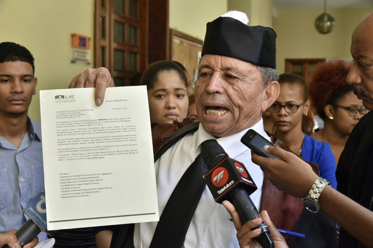 El abogado Paulino Pérez muestra uno de los documentos falsificados.