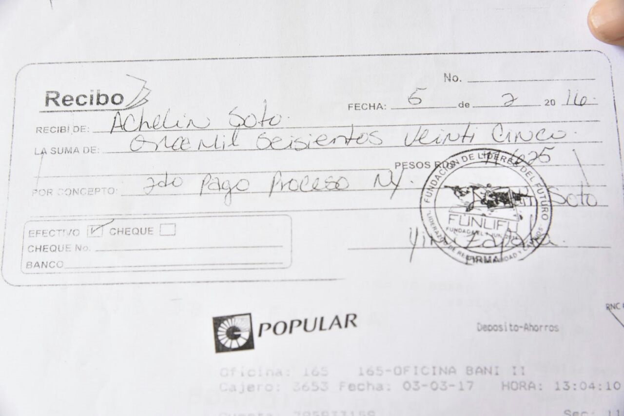 Uno de los recibos de los depósitos de los estudiantes.