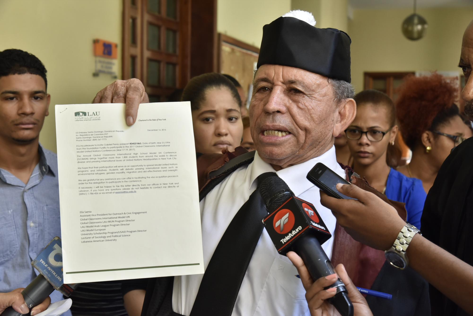 Abogado Paulino Pérez Cruz, representante de los estudiantes, presenta una carta que supuestamente falsificaron los acusados para permitir que los estudiantes universitarios llegaran a Estados Unidos.