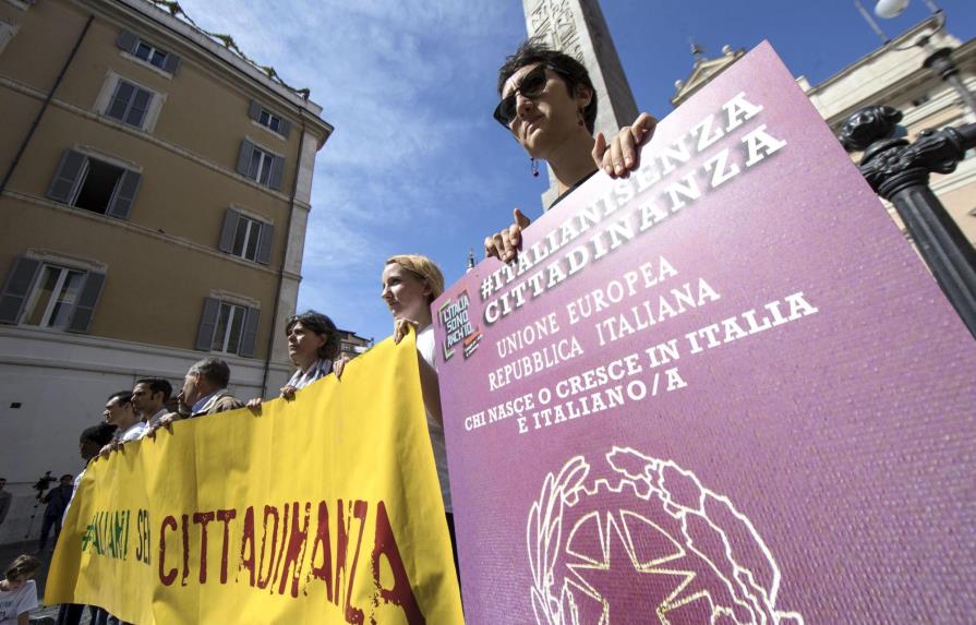 Exigen acelerar el proceso de naturalización en Italia 