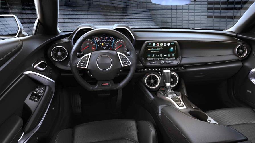 Autos nuevos tienen cada vez más distracciones tecnológicas para conductores, advierte estudio