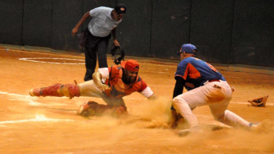 Centro, Manlio Bobadilla,  Cementera y los Mellos discutirán campeonato de divisiones