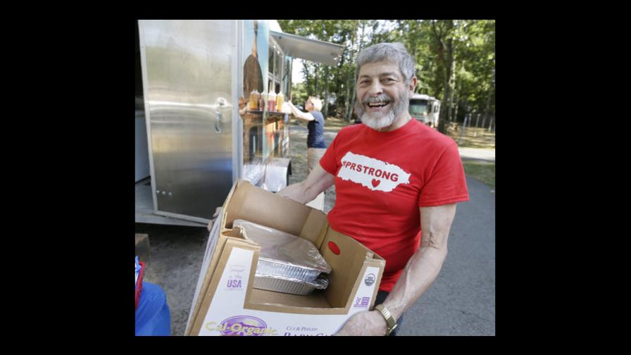 Guardó comida para el fin del mundo, ahora dona todo a Puerto Rico 