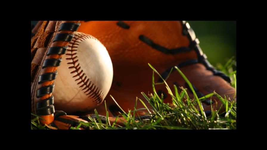 Fuerte golpe al deporte boricua tras paso de huracanes, pero se jugará béisbol