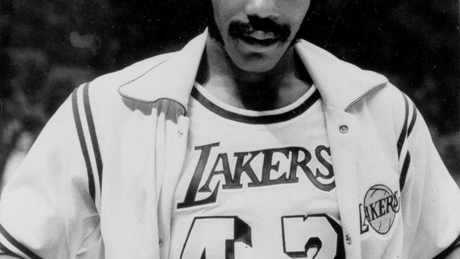 Muere Connie Hawkins, miembro de salón de la Fama de básquet