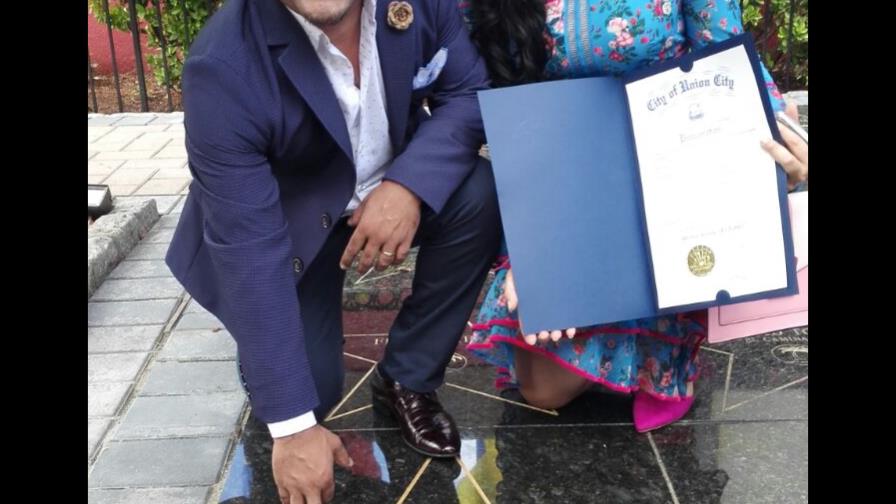 Héctor Acosta recibe estrella en paseo de la fama del parque Celia Cruz en New Jersey Héctor Acosta recibe estrella en paseo de la fama del parque Celia Cruz en New Jersey