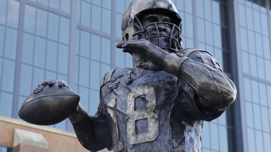 Colts develan estatua de Manning afuera de su estadio 