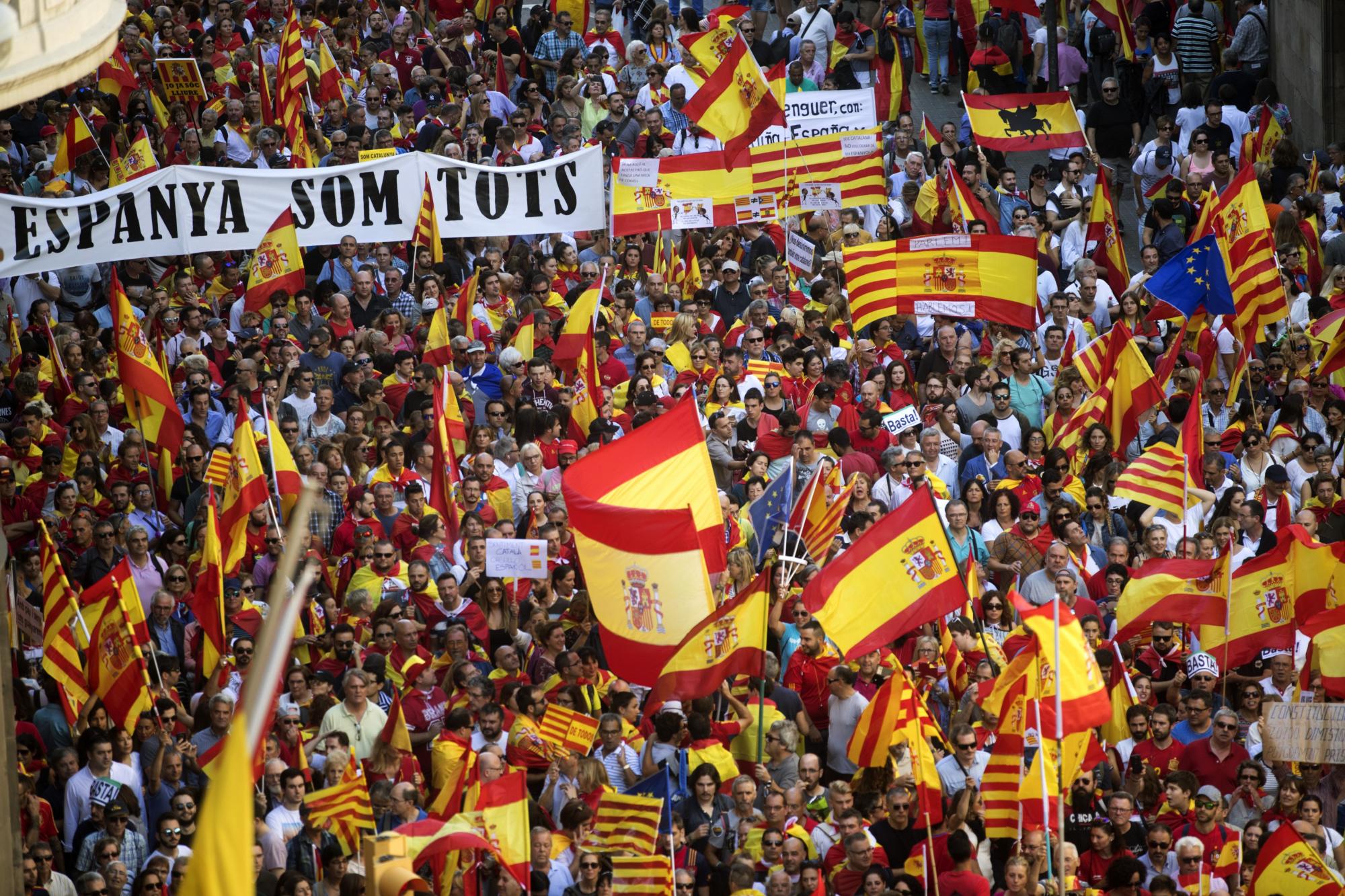 Miles de personas se manifiestan Barcelona en defensa de la unidad de España