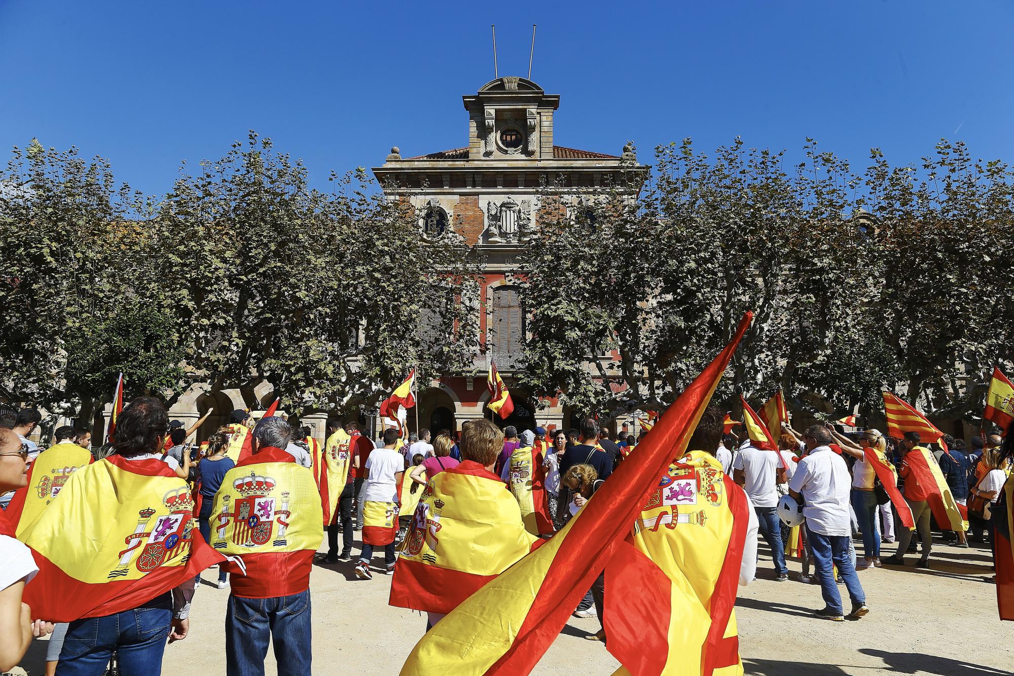 Otra vista de la manifestación convocada por Societat Civil Catalana a su paso por el Parlament, en Barcelona, en defensa de la unidad de España bajo el lema ¡Basta! Recuperemos la sensatez y en la que se han participado miles de personas. 