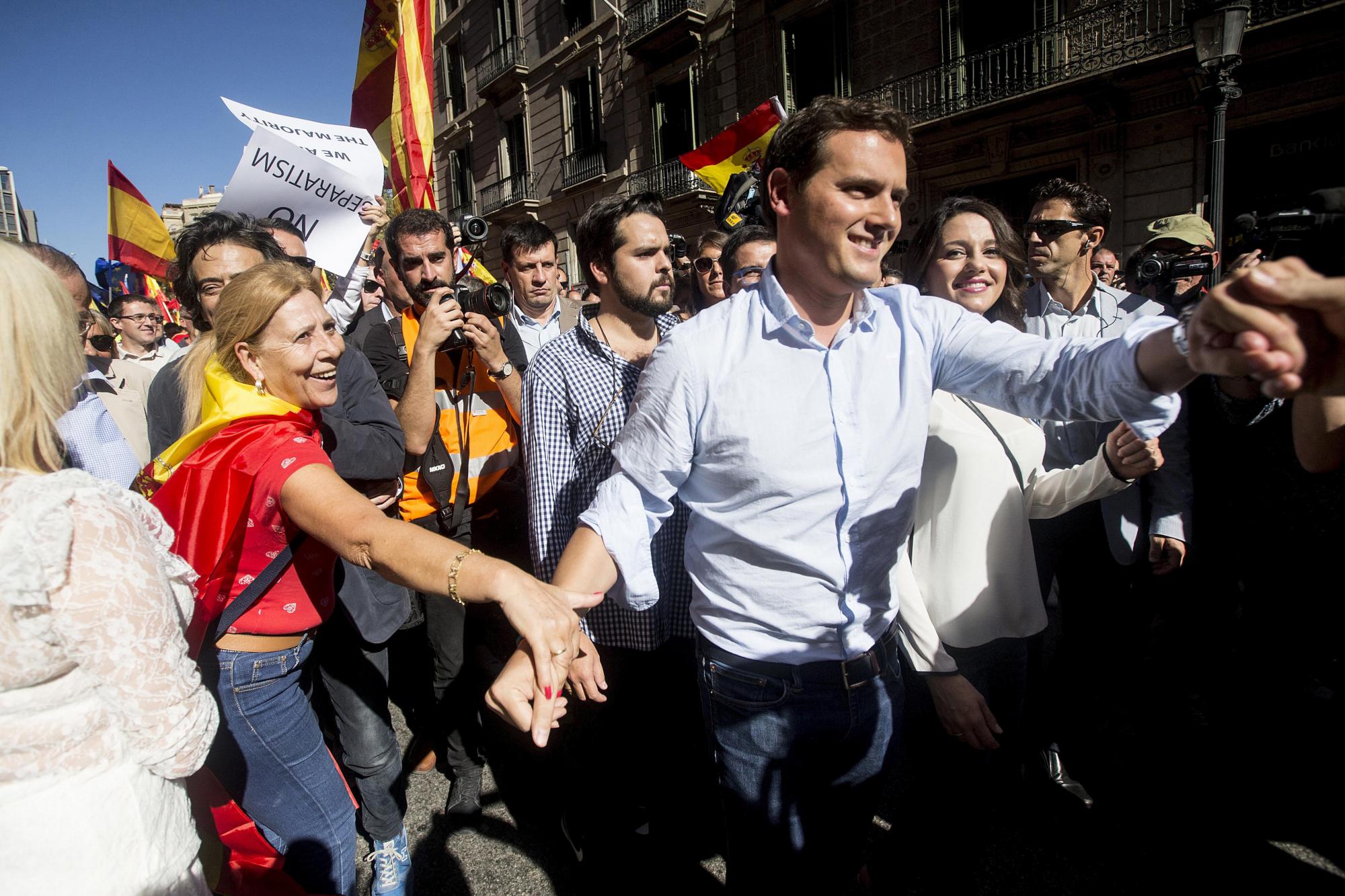 El líder de Ciudadanos, Albert Rivera (c) en la manifestación convocada por Societat Civil Catalana hoy en Barcelona 
