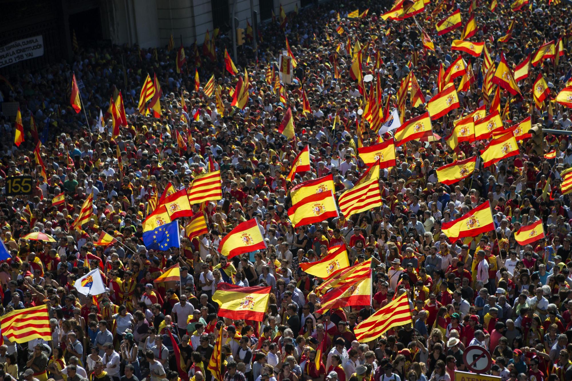 Asistentes escuchan los discursos finales en la manifestación convocada por Societat Civil Catalana hoy en Barcelona.
