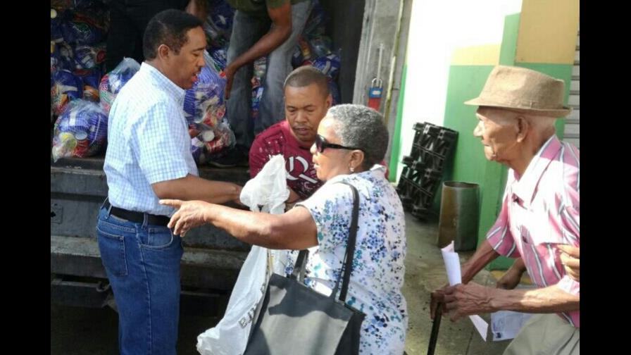 Gobierno distribuye miles de raciones crudas y cocidas tras huracanes Irma y María