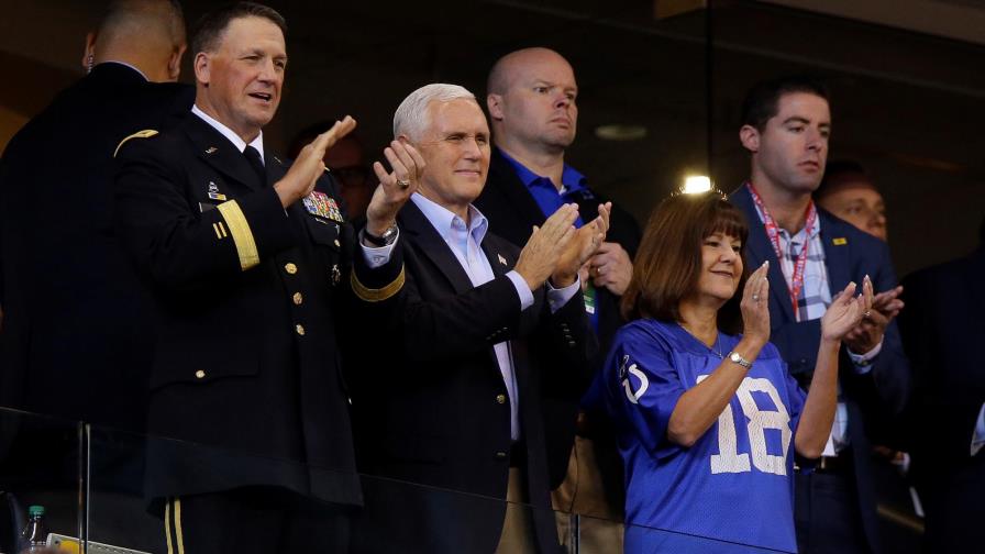 Vicepresidente de USA deja juego cuando se arrodillan en himno 