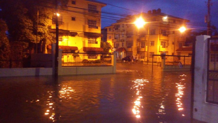Se inundan calles del sector Palmas de Alma Rosa