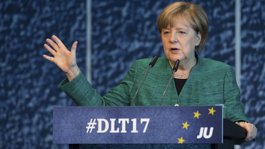 Merkel acepta limitar en el futuro el número de refugiados en Alemania