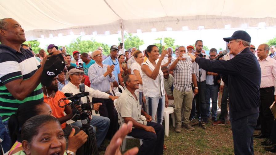 Medina promete ayuda a parceleros de Las Calderas, en Peravia