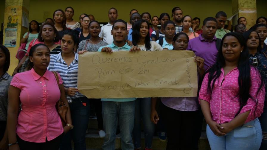 Decenas de estudiantes exigen se les permita graduarse este mes en la UASD 