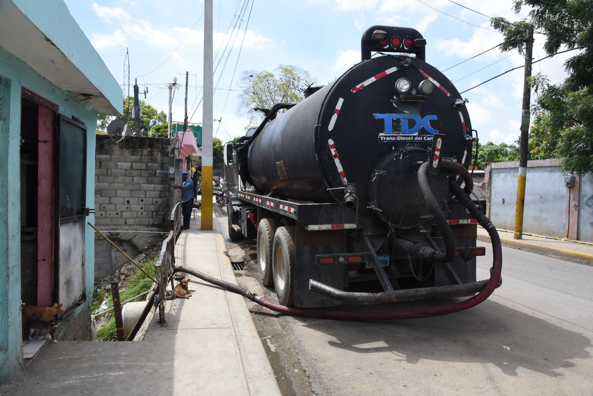 Unos de los camiones succionadores.