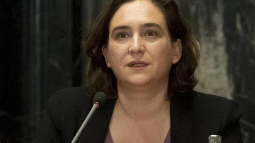 Alcaldesa de Barcelona pide al presidente catalán no declare la secesión