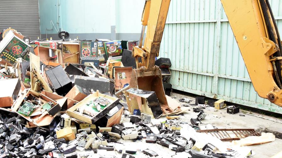 Hacienda destruye máquinas tragamonedas y otros equipos que operaban de manera ilegal