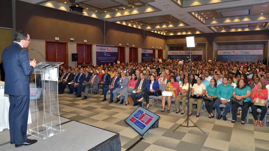 Ministro de Educación da inicio a capacitación de maestros en cómputos