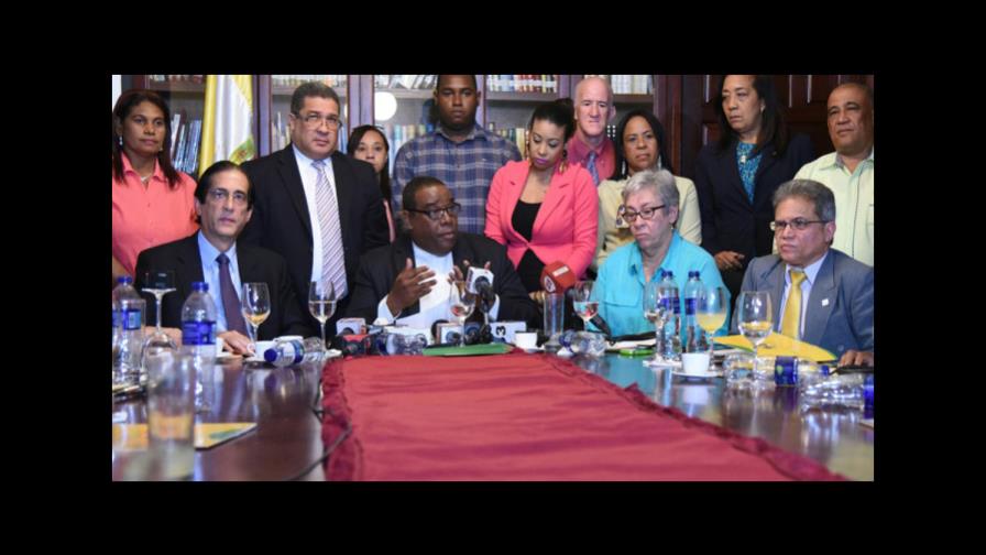 Acuerdo entre Gobierno y CMD fue incumplido por ambas partes; médicos faltan al suspender labores