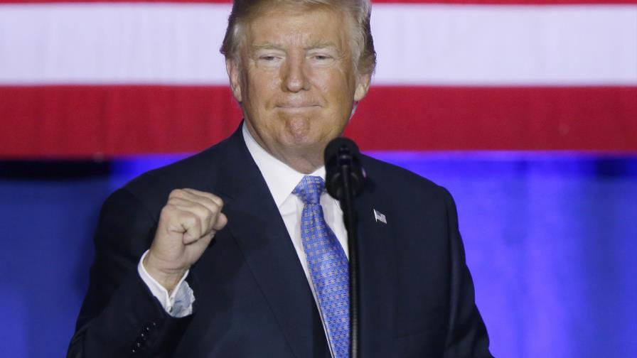 Trump menciona posibilidad de quitar licencia a NBC News Trump menciona posibilidad de quitar licencia a NBC News