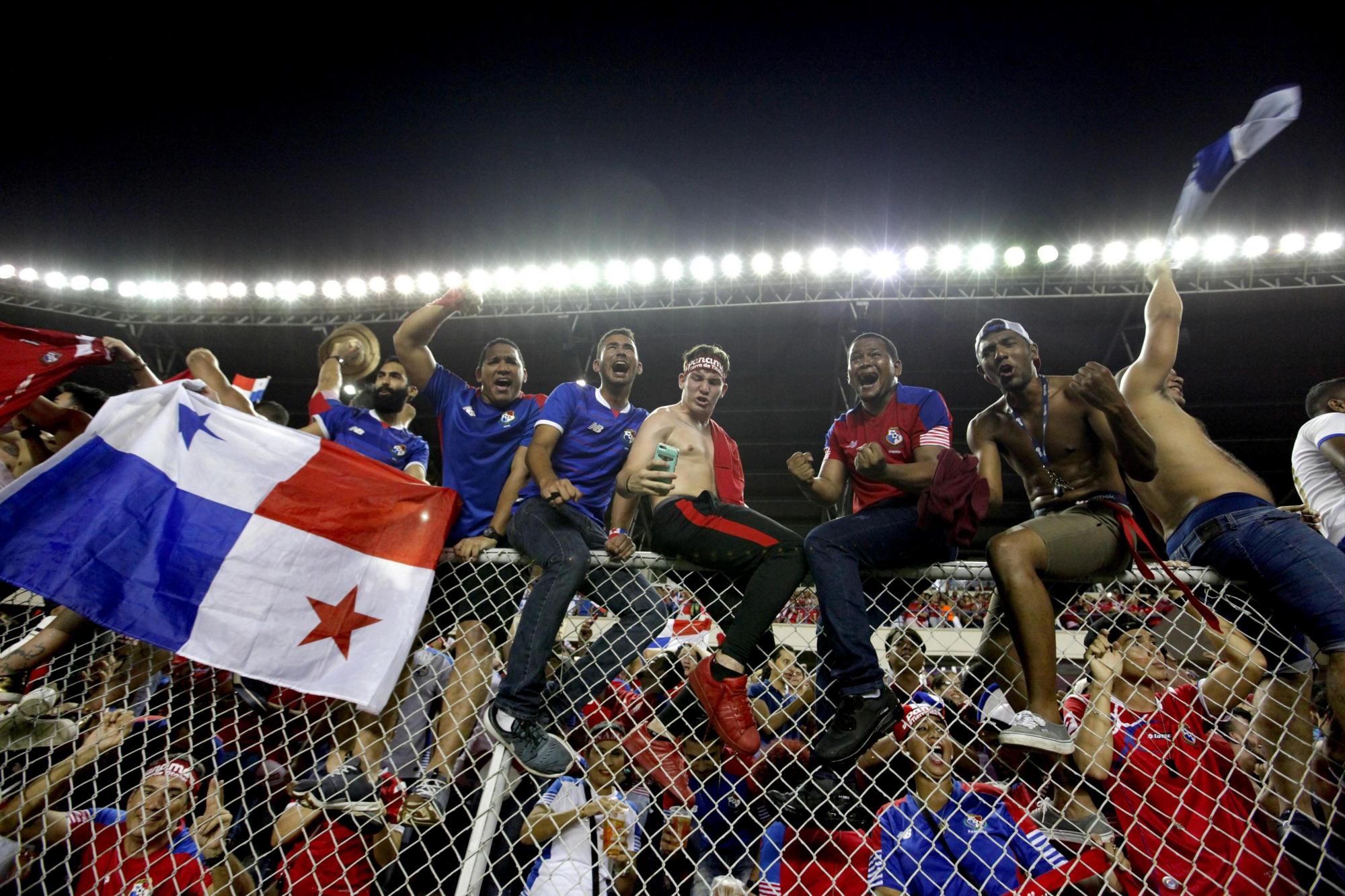 Aficionados panameños celebran la victoria de su equipo hoy, martes 10 de octubre de 2017, durante un partido correspondiente a las eliminatorias de la Concacaf al Mundial de Rusia de 2018 disputado entre Panamá y Costa Rica, en Ciudad de Panamá (Panamá). 