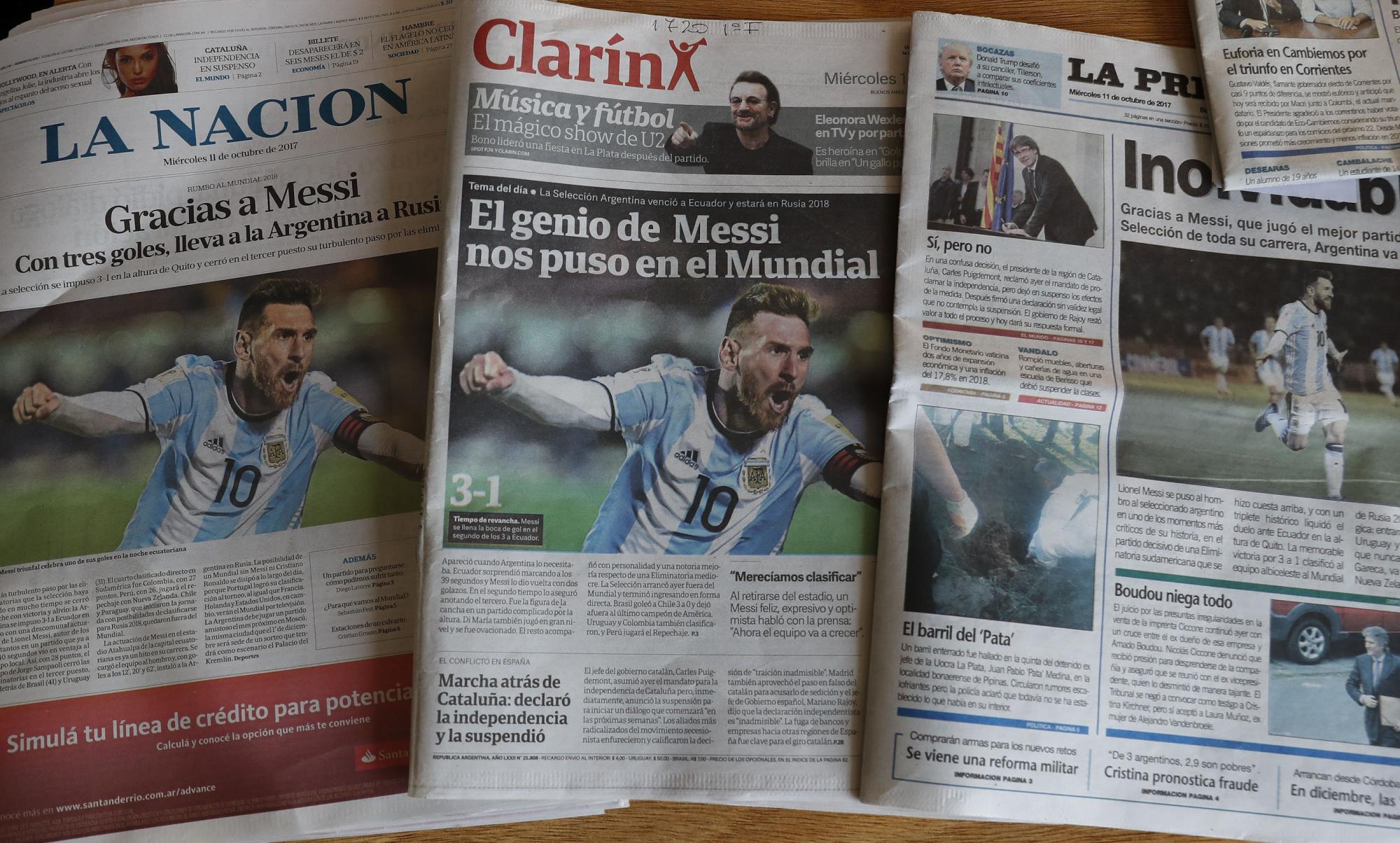 Vista de la portada de importantes diarios argentinos que celebran el paso de su selección al Mundial de Rusia 2018 con la imagen del futbolista Lionel Messi hoy, miércoles 11 de octubre de 2017, en Buenos Aires (Argentina). 