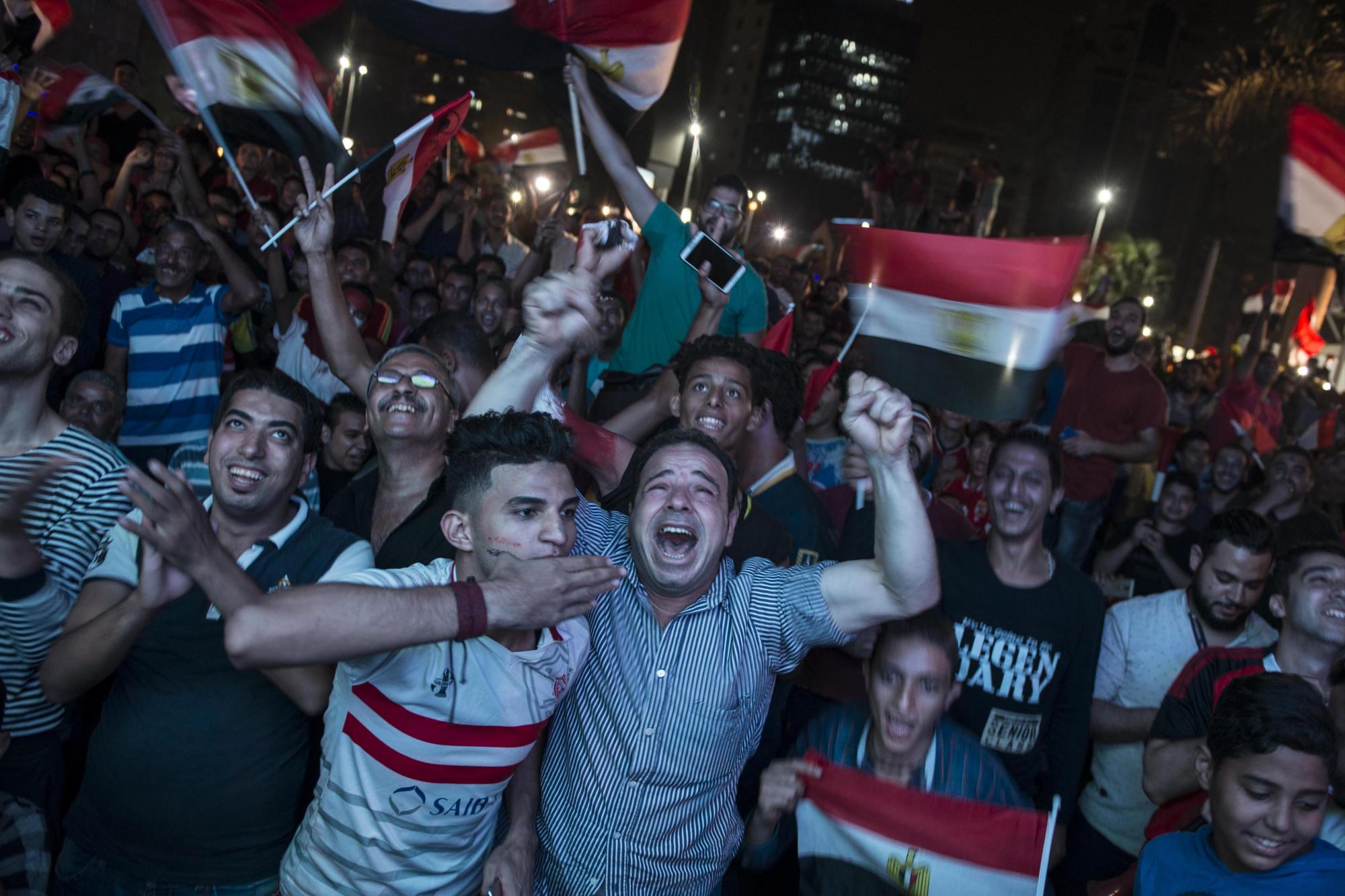 Egipcios celebran la clasificaci{on al Mundial luego de vencer al Congo. 