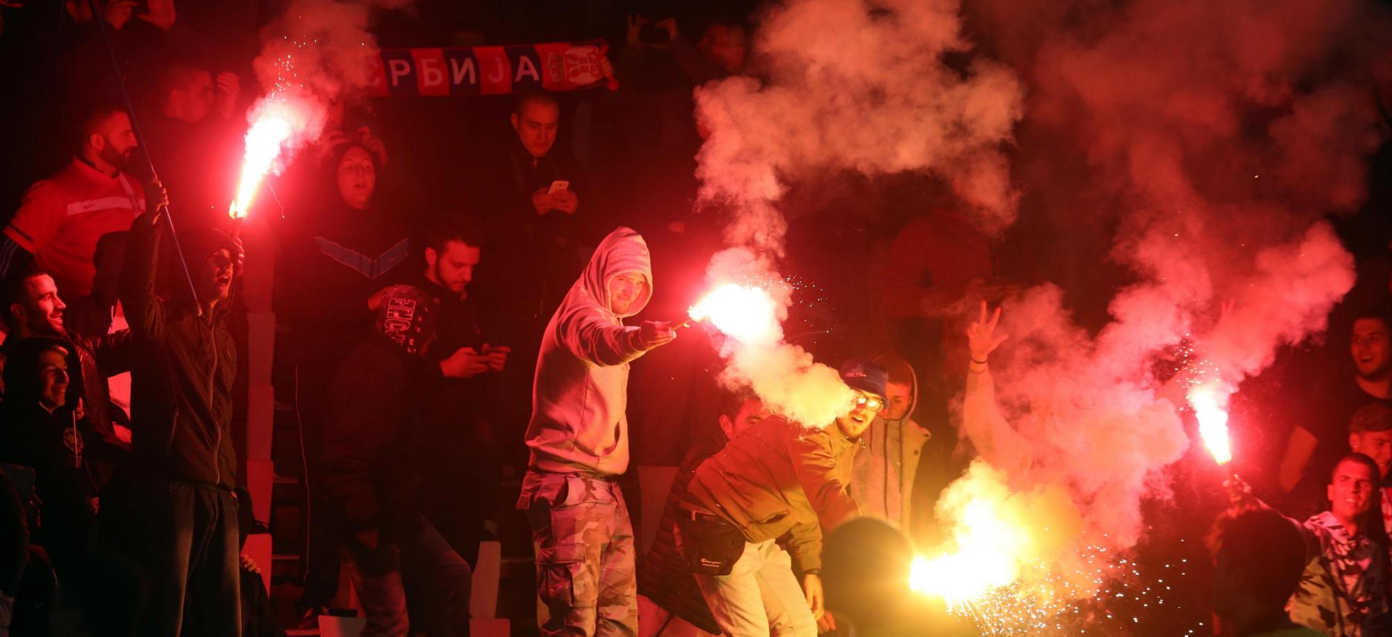 Aficionados serbios encienden bengalas para celebrar el triunfo de su equipo hoy, lunes 9 de octubre de 2017, durante un partido correspondiente a las eliminatorias europeas al Mundial de Rusia de 2018 disputado entre Serbia y Georgia en Belgrado (Serbia). 