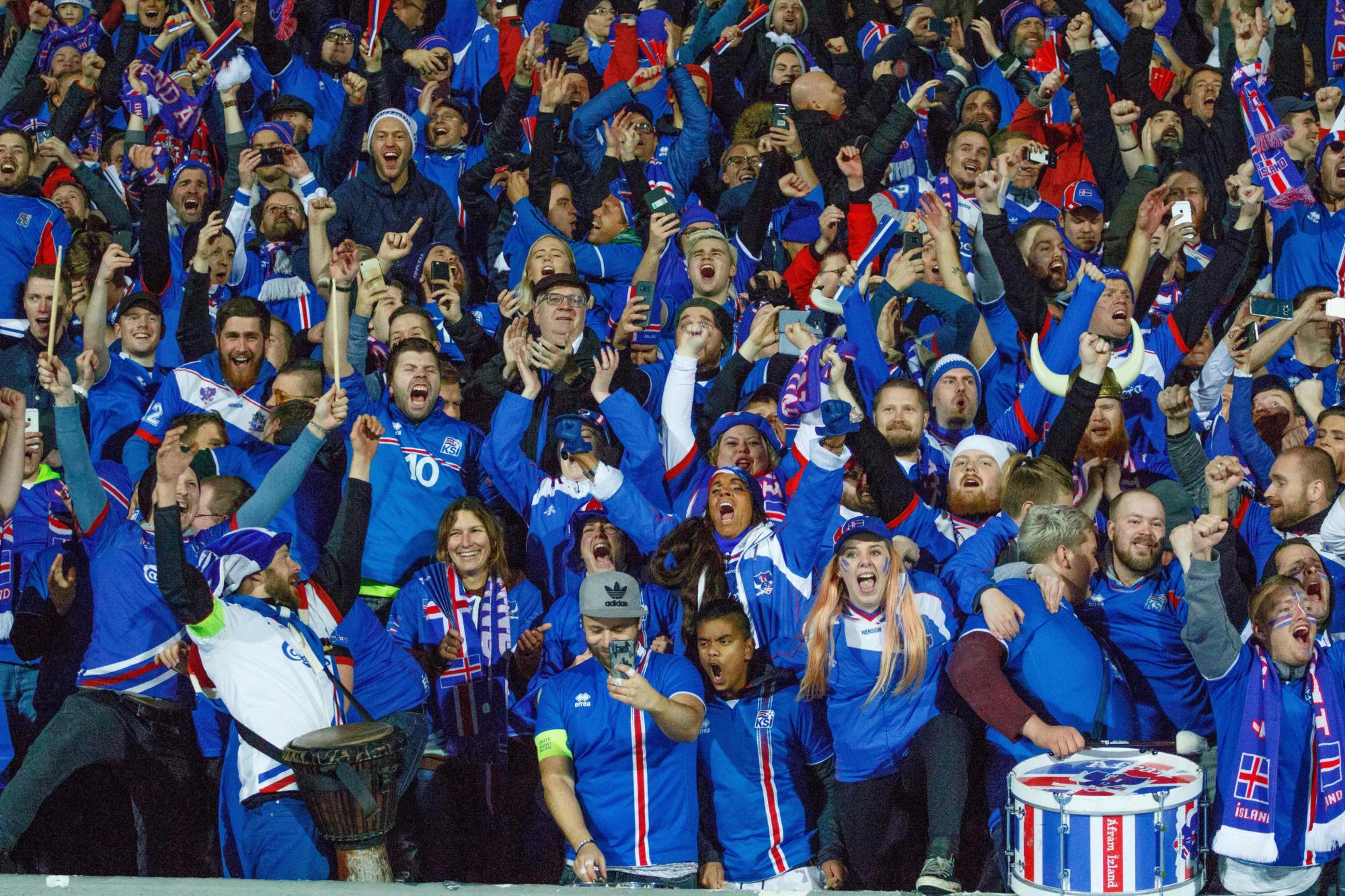 Hinchas de Islandia reaccionan durante un partido entre Islandia y Kosovo por la clasificación al Mundial de Rusia 2018 hoy, lunes 9 de octubre de 2017, en Reykjavik (Islandia). 