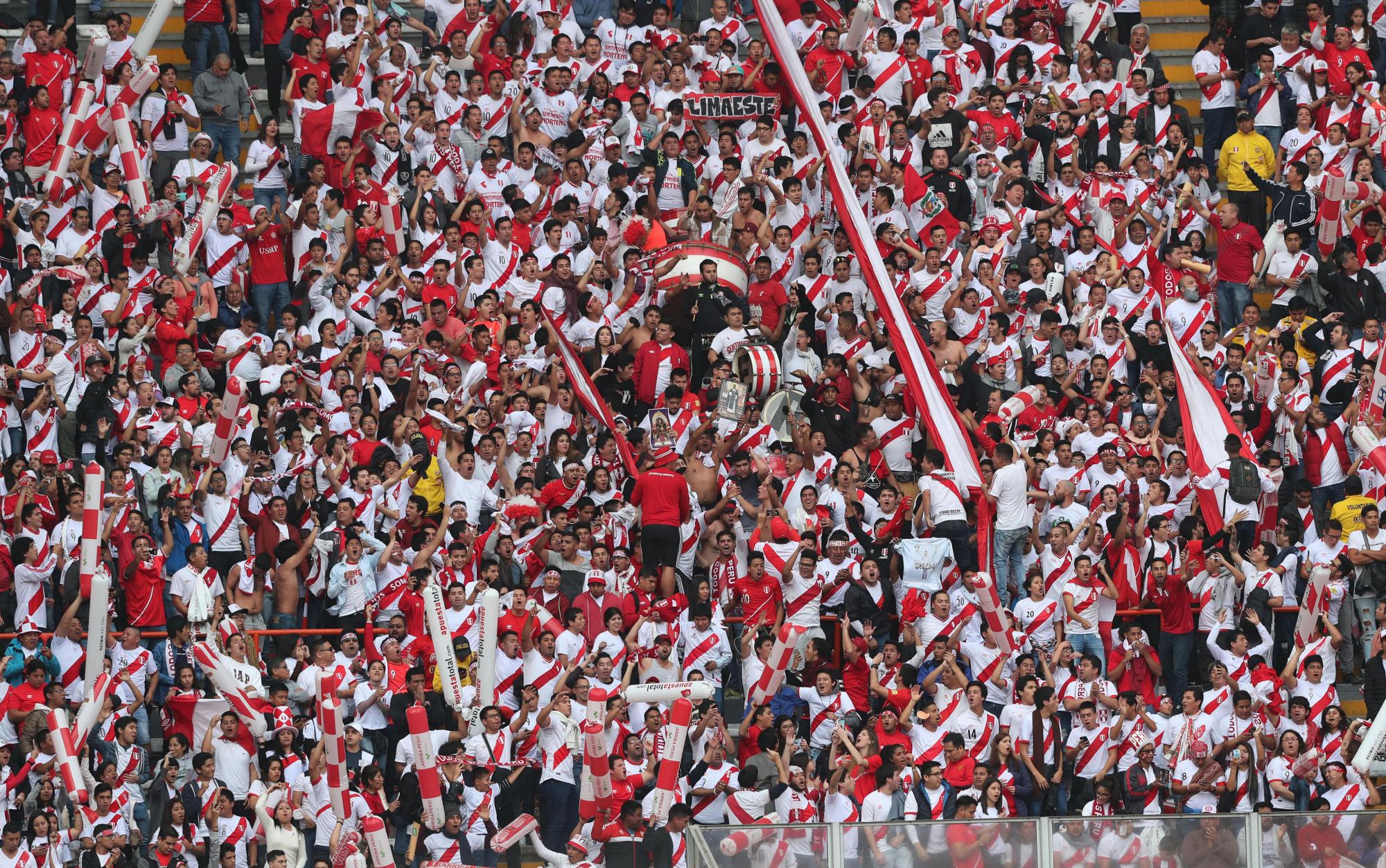 Hinchas peruanos festejan en las tribunas del Estadio Nacional, el 10 de octubre del 2017, en Lima (Perú). 