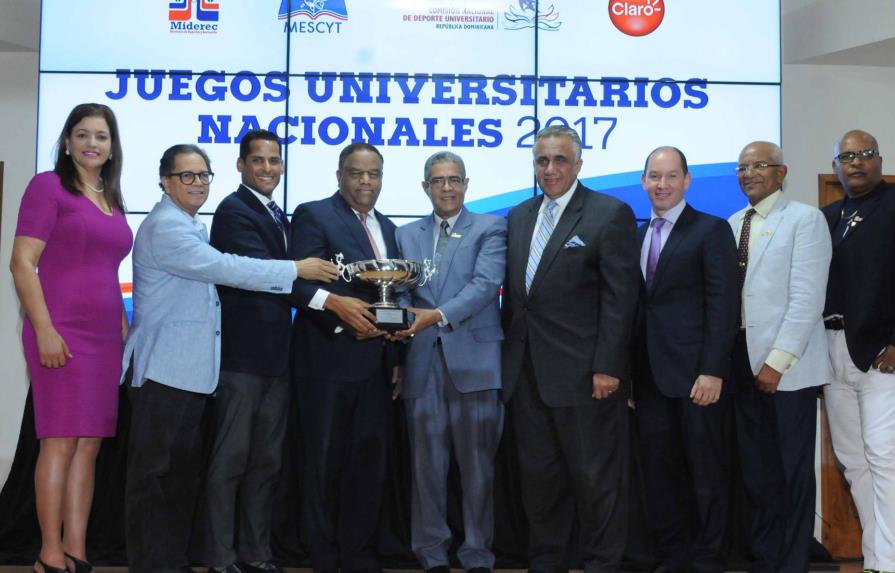 La UNEV recibe su trofeo de campeón de los Juegos Deportivos Universitarios, 2017