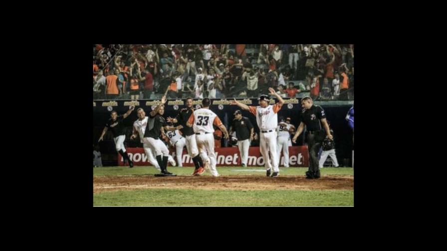 Jonrón de Zach Houchins en victoria de Águilas de Zulia 