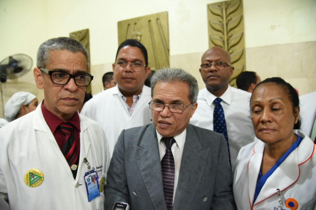 Vista del presidente del Colegio Médico Dominicano, Waldo Ariel Suero (centro), junto a otros galenos que apoyan el paro. 