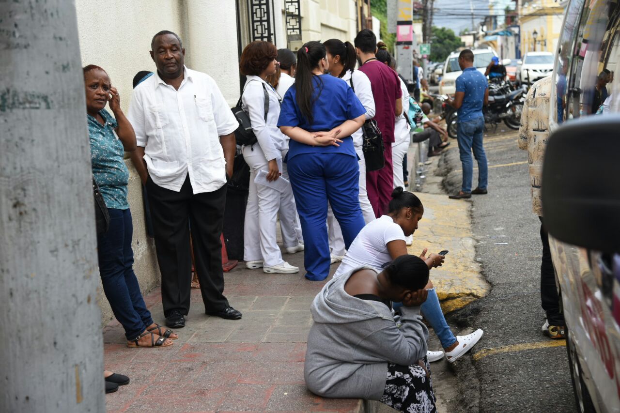 Vista de los médicos en la parte frontal del hospital Padre Billini hoy, 12 de octubre de 2017.