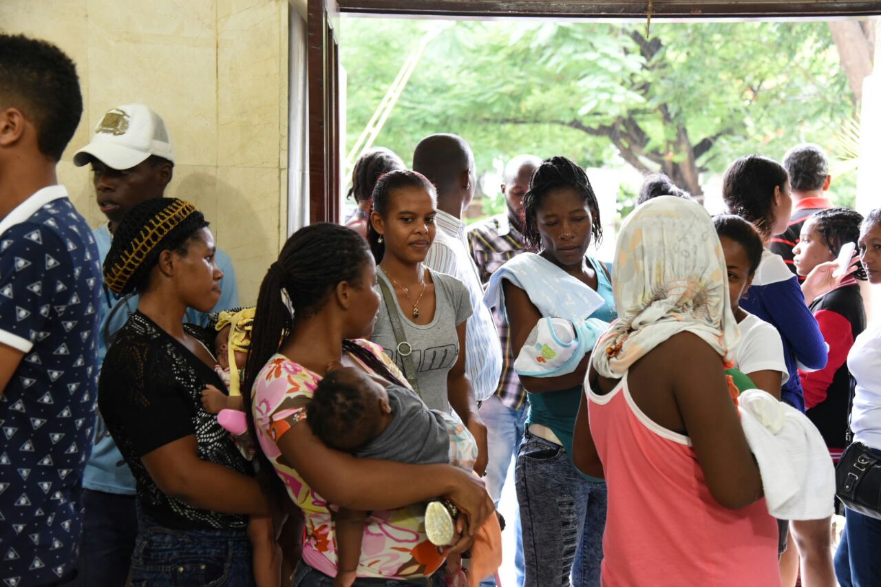 Pacientes a la espera de atención médica en la Maternidad La Altagracia.
