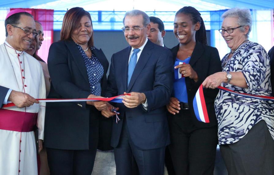 El presidente Medina inaugura hospital en San Rafael del Yuma
El presidente Danilo Medina inaugura hospital en San Rafael del Yuma