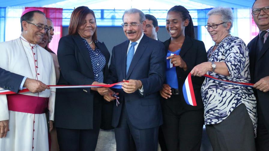 El presidente Medina inaugura hospital en San Rafael del Yuma
El presidente Danilo Medina inaugura hospital en San Rafael del Yuma